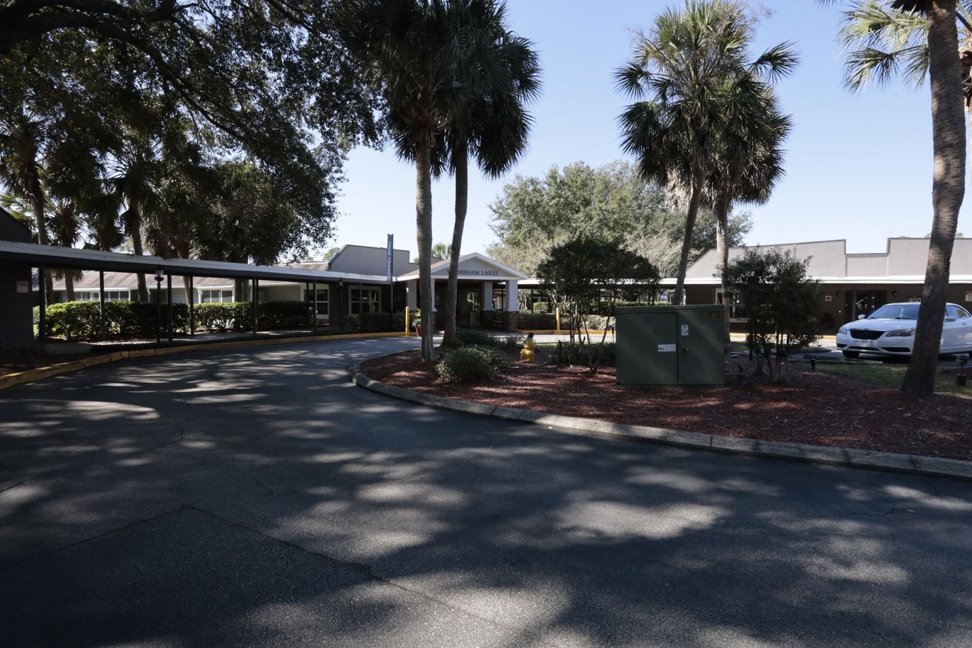 Exterior view of Wyndham Lakes with palm trees