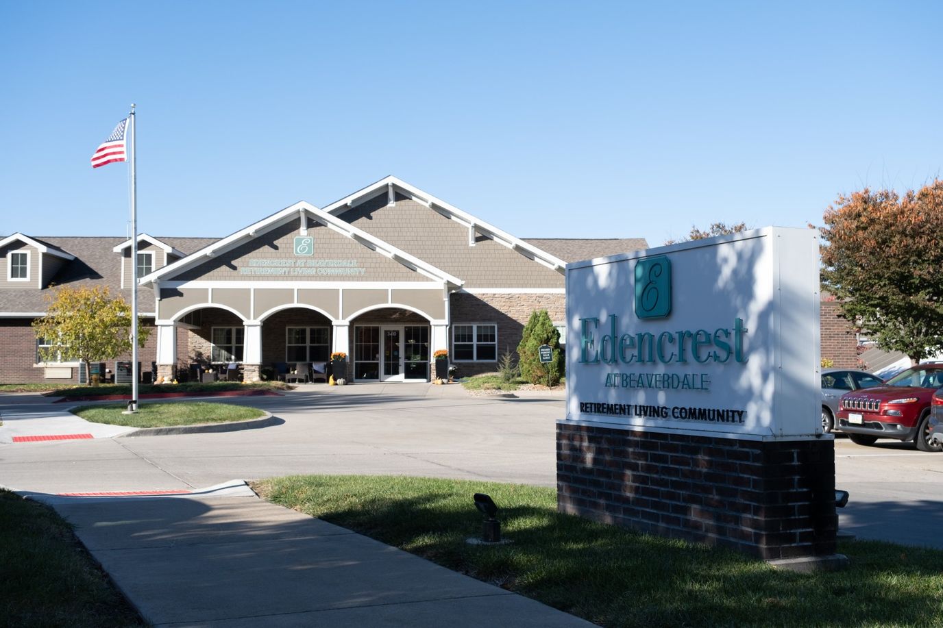 Front entrance of Edencrest at Beaverdale with landscaping