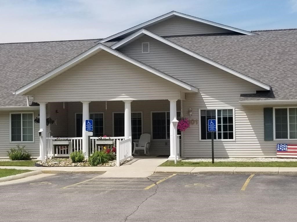 Exterior view of Arlington Place Oelwein with accessible entrance