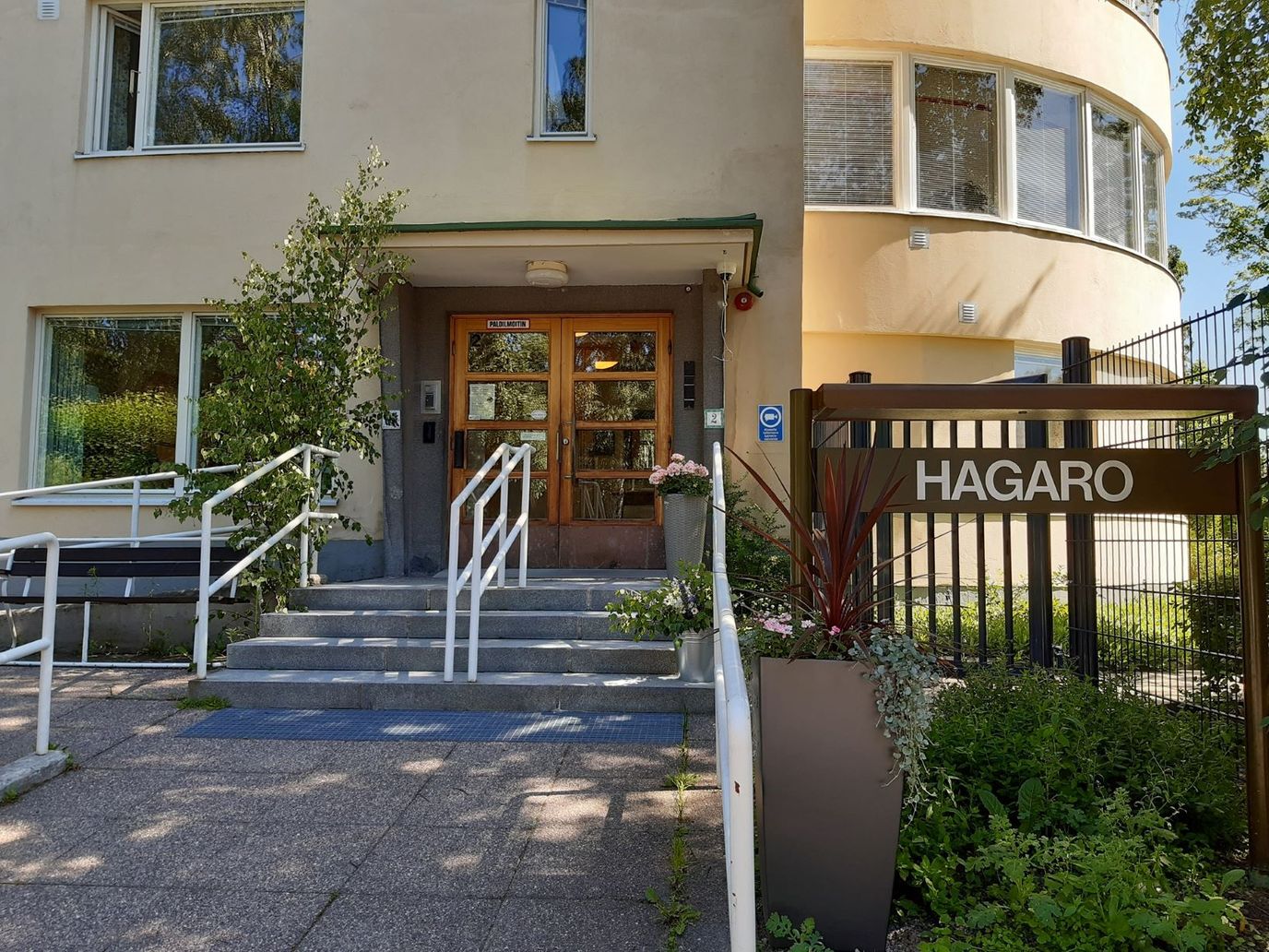 Entrance of Pensionärshemmet Hagaro with signage