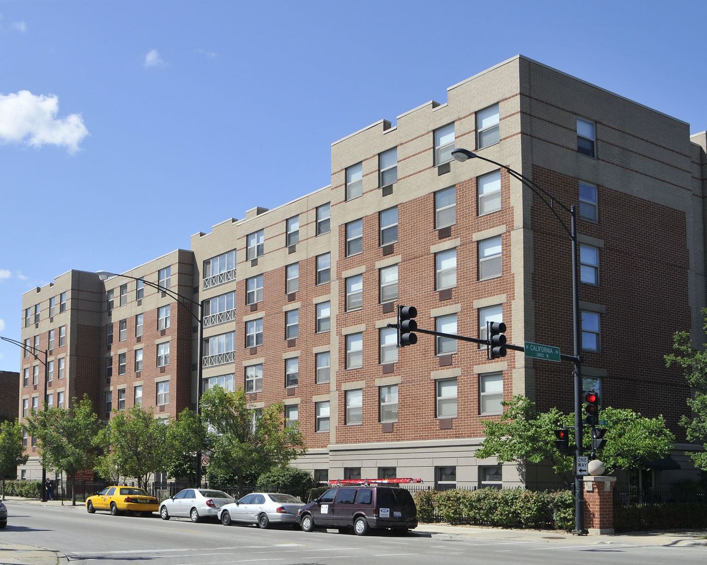 Exterior view of Senior Suites Ravenswood Manor building