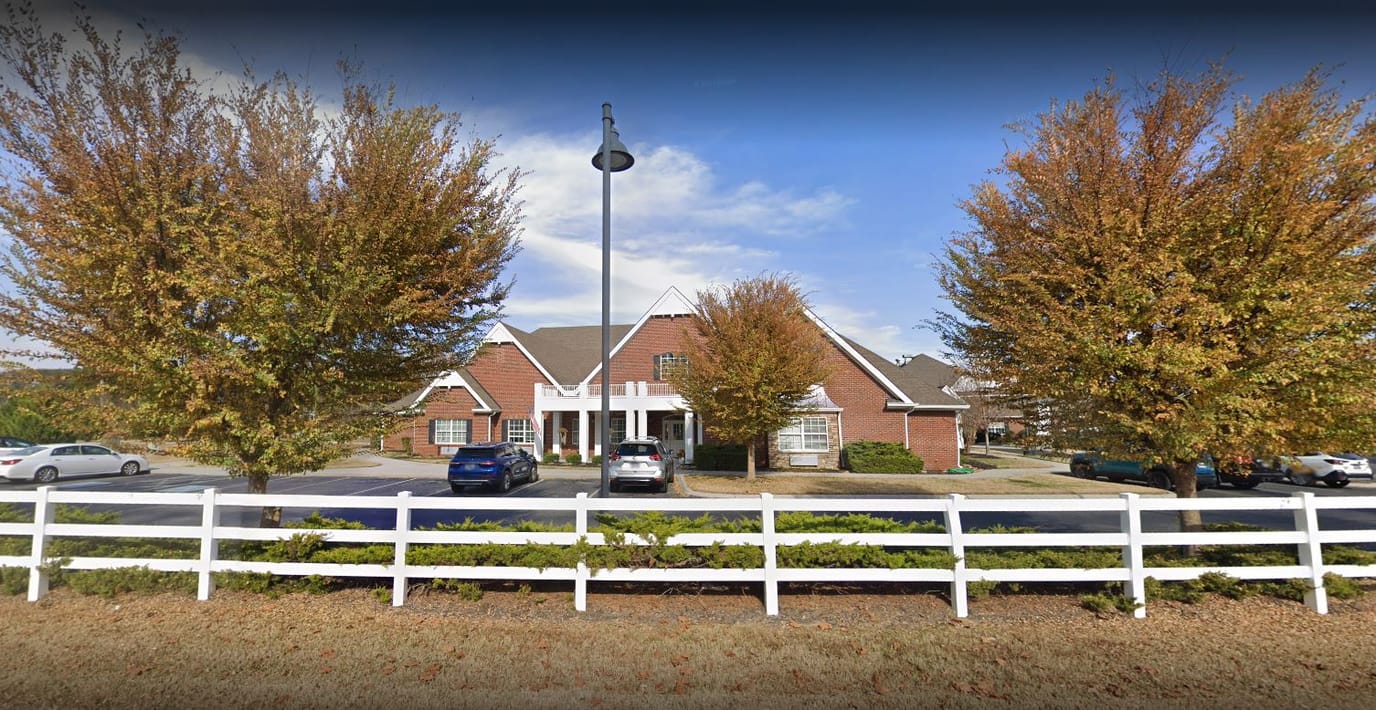Exterior view of The Courtyards – Oak Ridge building