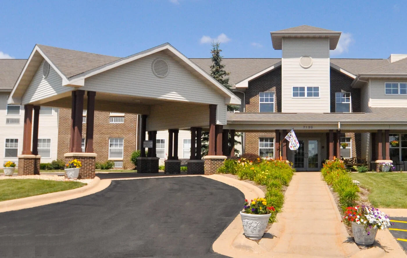 Exterior view of Cedarhurst of Rockford entrance