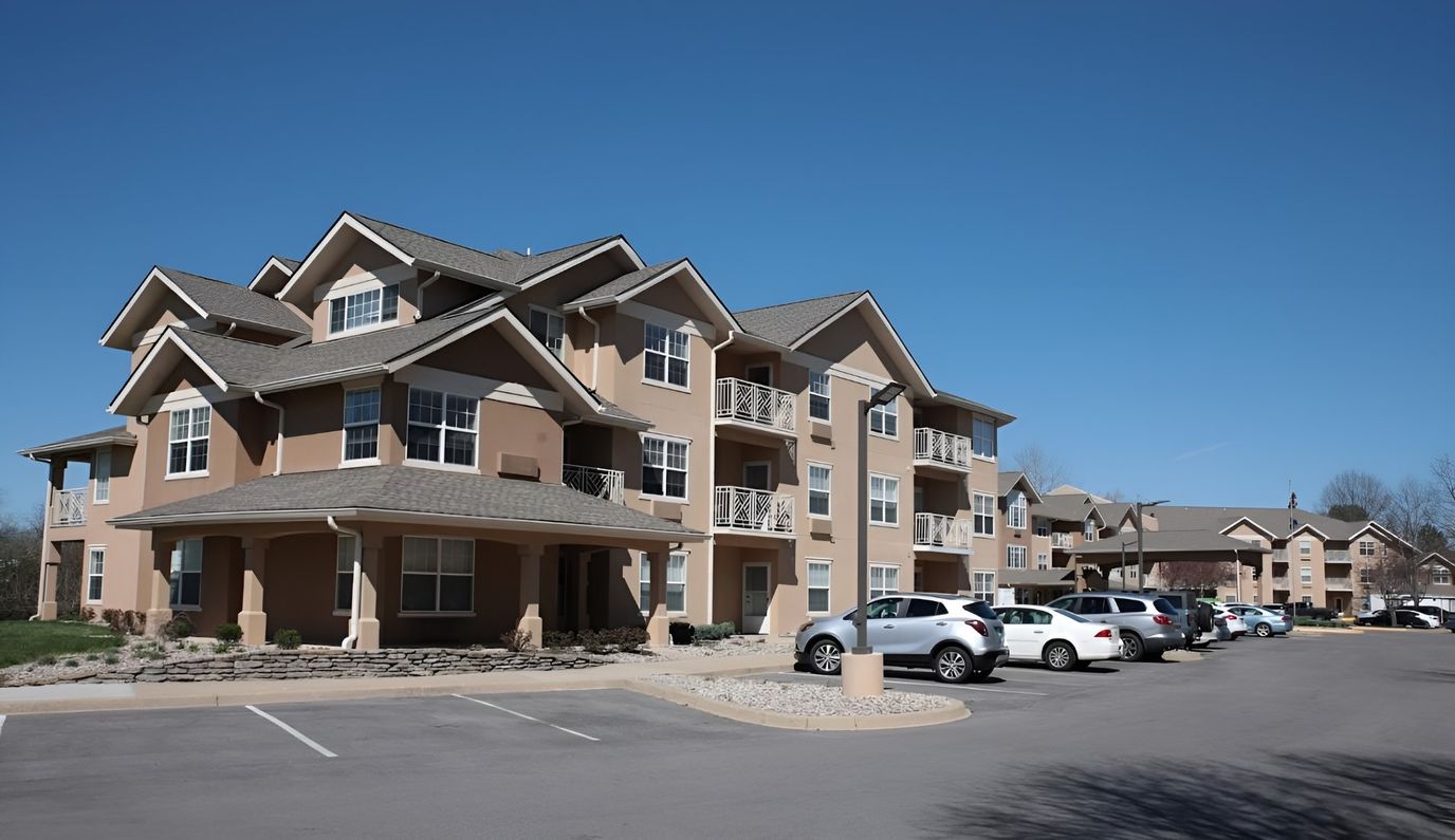 Exterior view of Holiday Oxmoor Lodge building