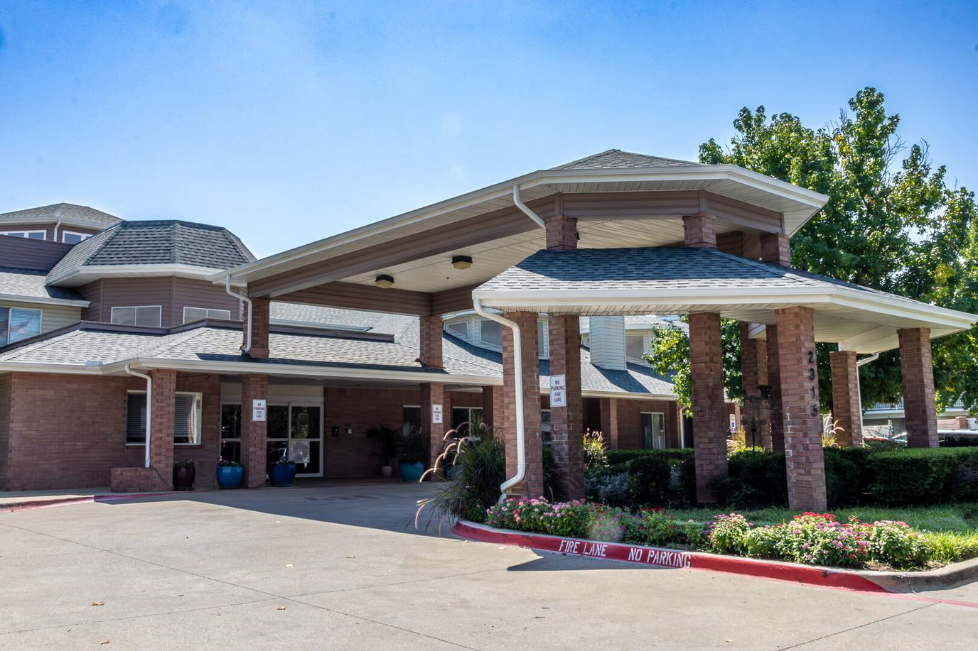 Exterior view of Holiday University Oaks facility entrance