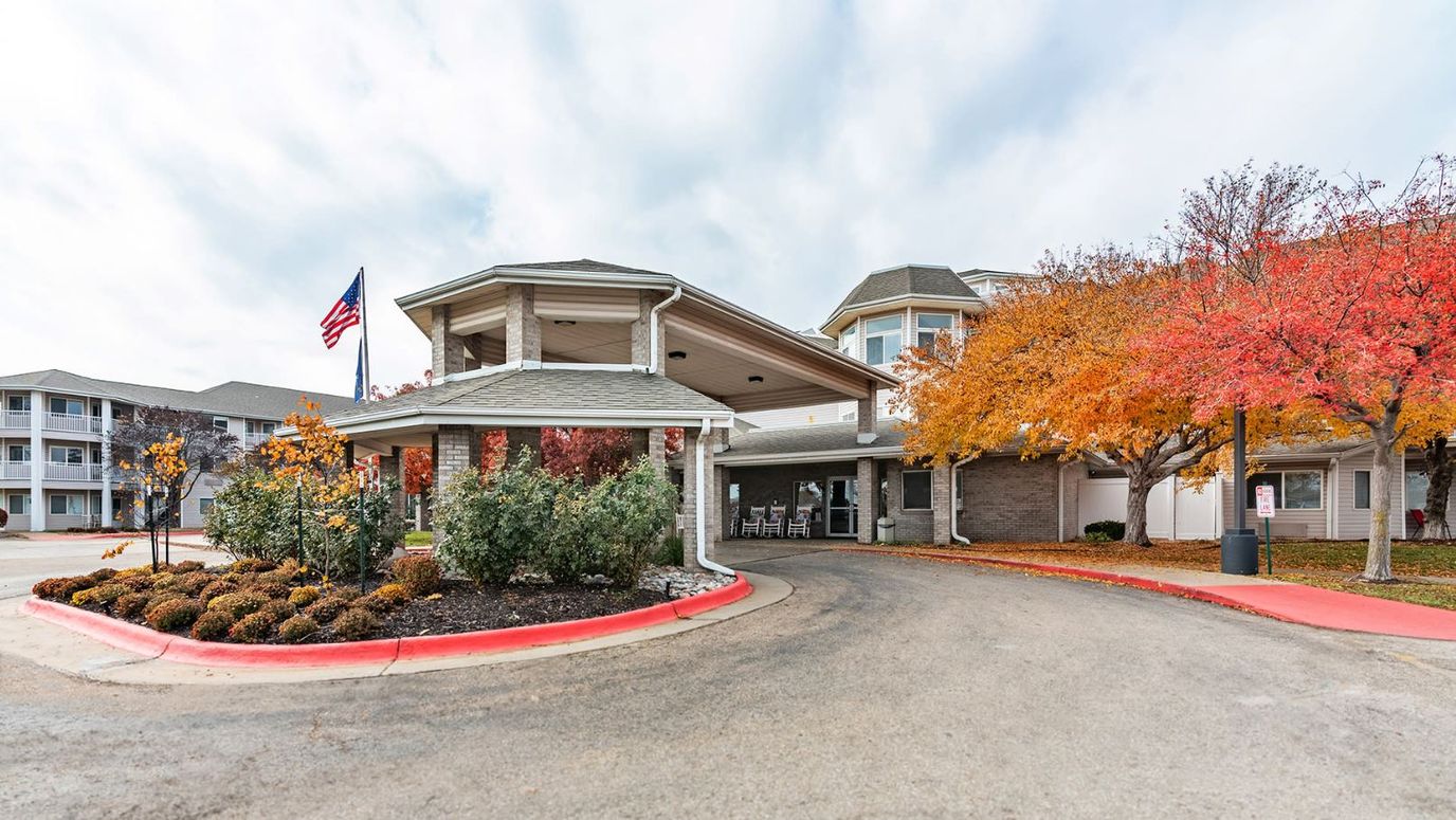 Exterior view of Holiday Thornton Place with colorful fall foliage