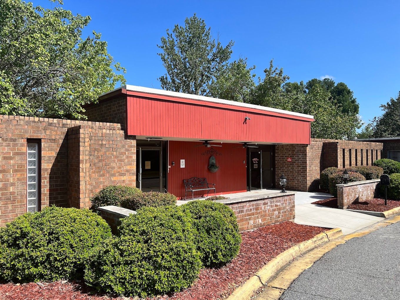 Exterior view of River Towne Center building.