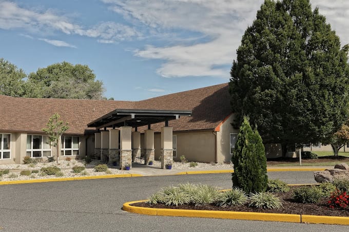 Exterior view of Complete Care at Silver Lake facility