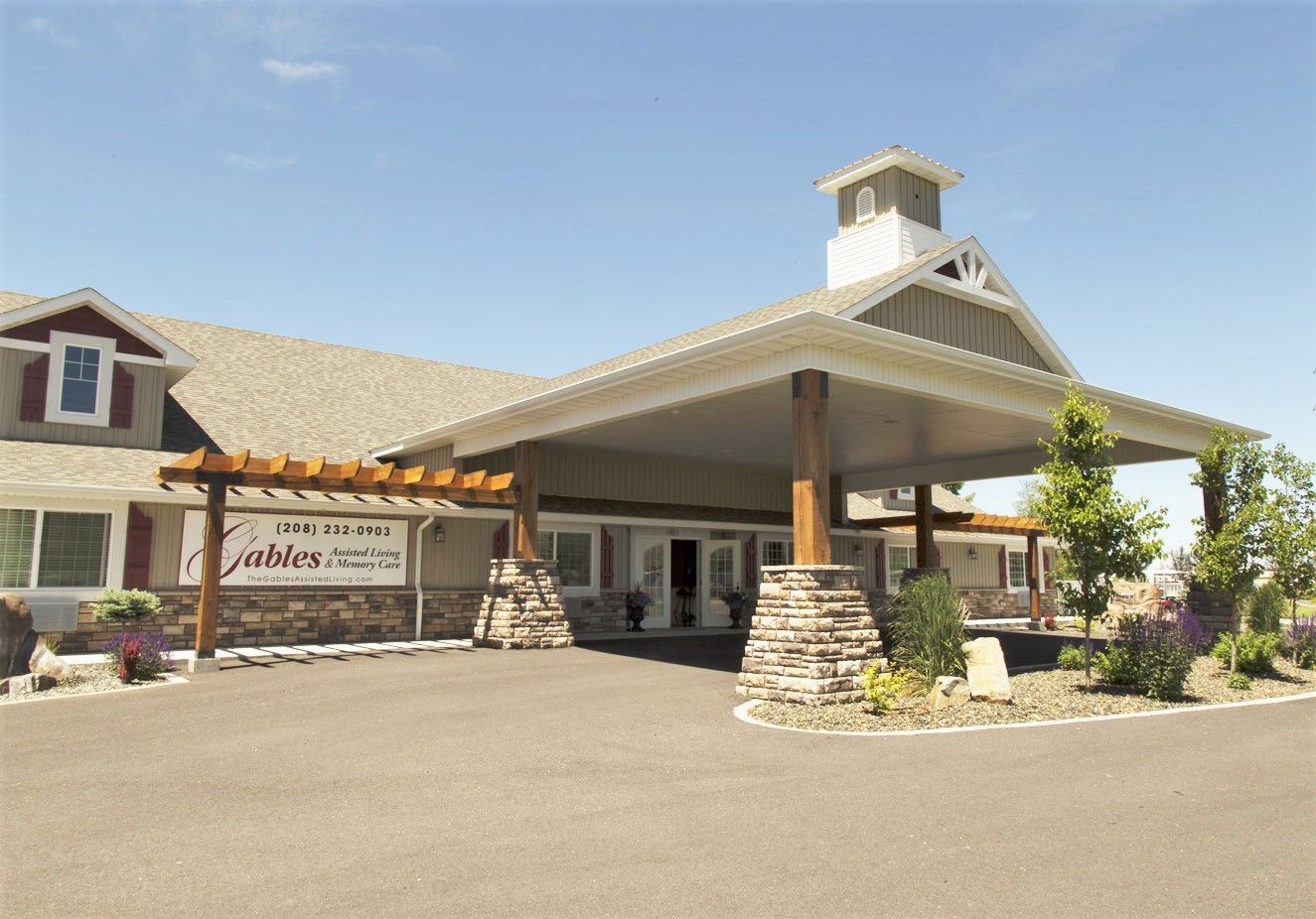 Exterior view of The Gables of Pocatello with entrance