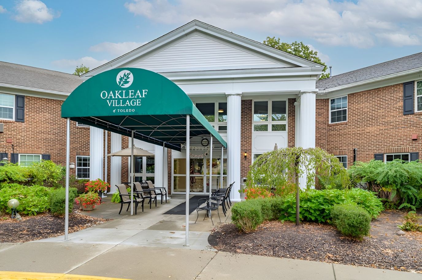 Entrance of Oakleaf Village with canopy and seating