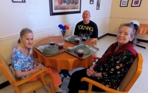 South Heritage Health & Rehabilitation Center, Nursing Home in St. Petersburg, FL — Residents dining together at a small table