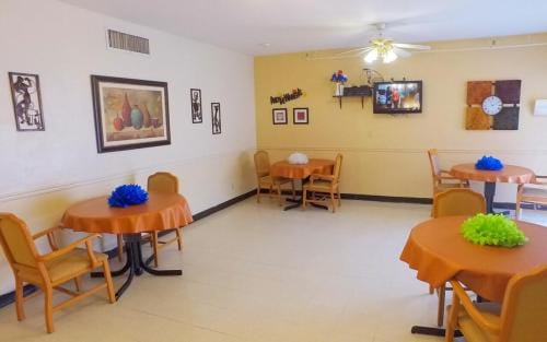South Heritage Health & Rehabilitation Center, Nursing Home in St. Petersburg, FL — Dining area with tables and colorful centerpieces