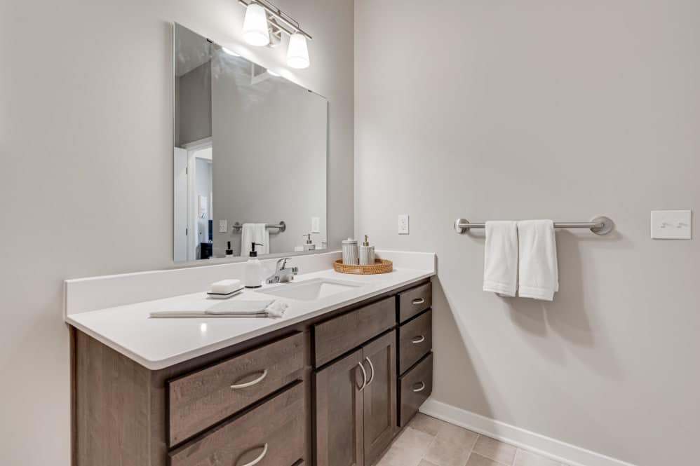 Bright and modern bathroom with a large mirror