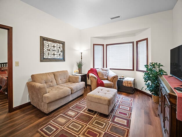 Good Samaritan Society – Grand Island Village, nursing home in Grand Island, NE — Cozy living room with furniture and window seating