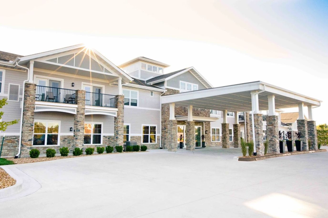 Exterior view of Cedarhurst of Blue Springs with a covered entrance