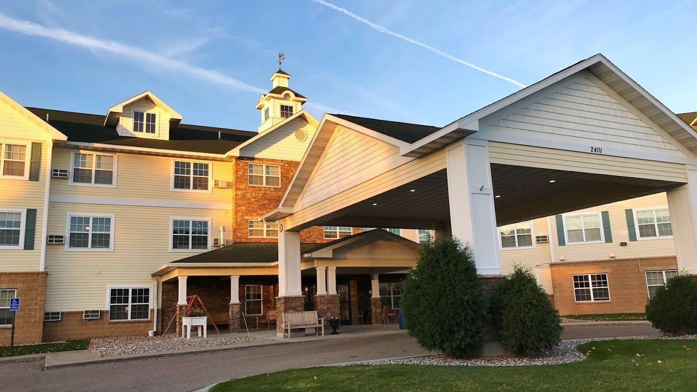 Exterior view of River Pointe of Moorhead facility