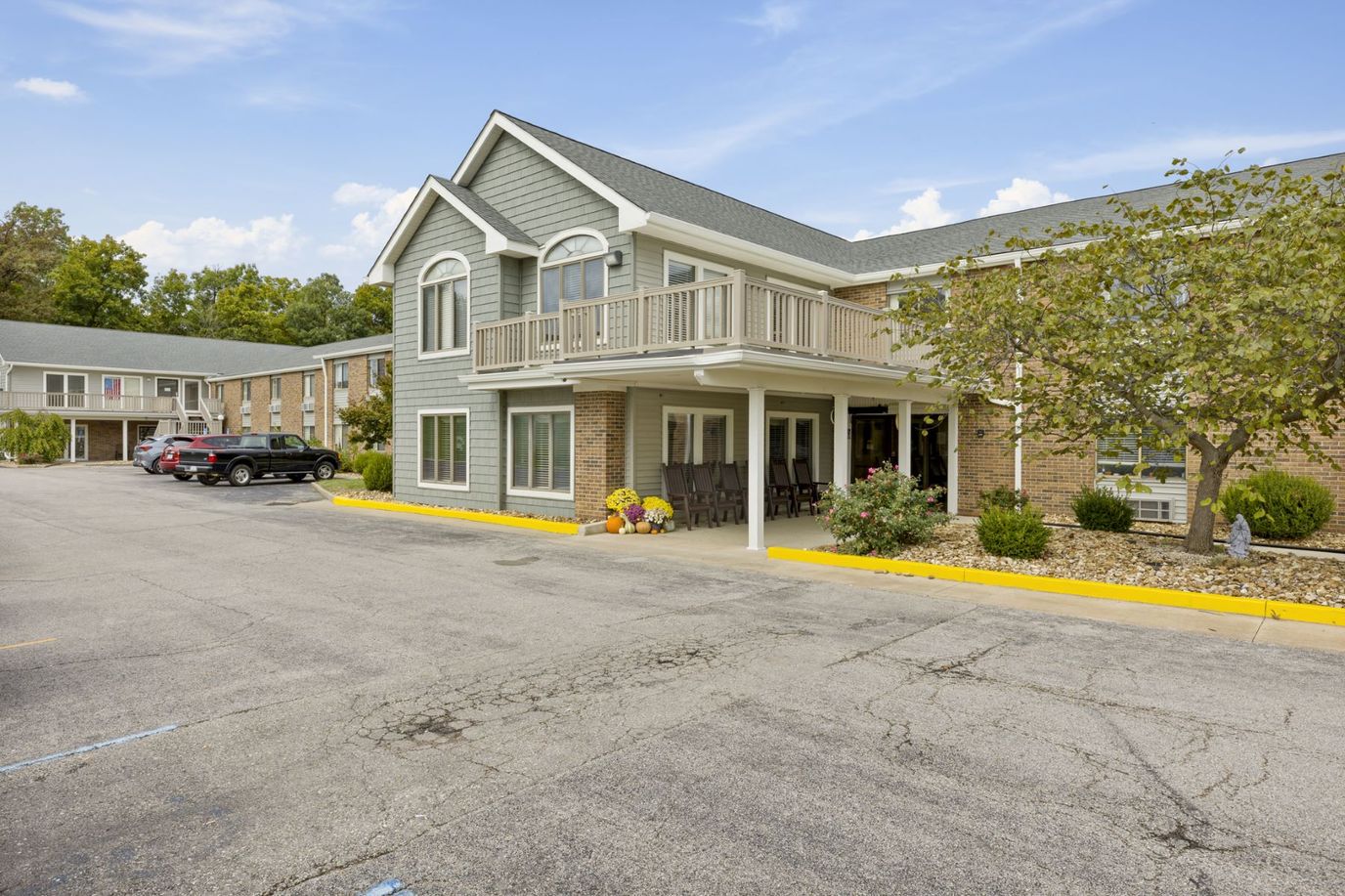 Exterior view of StoneBridge Senior Living Oak Tree