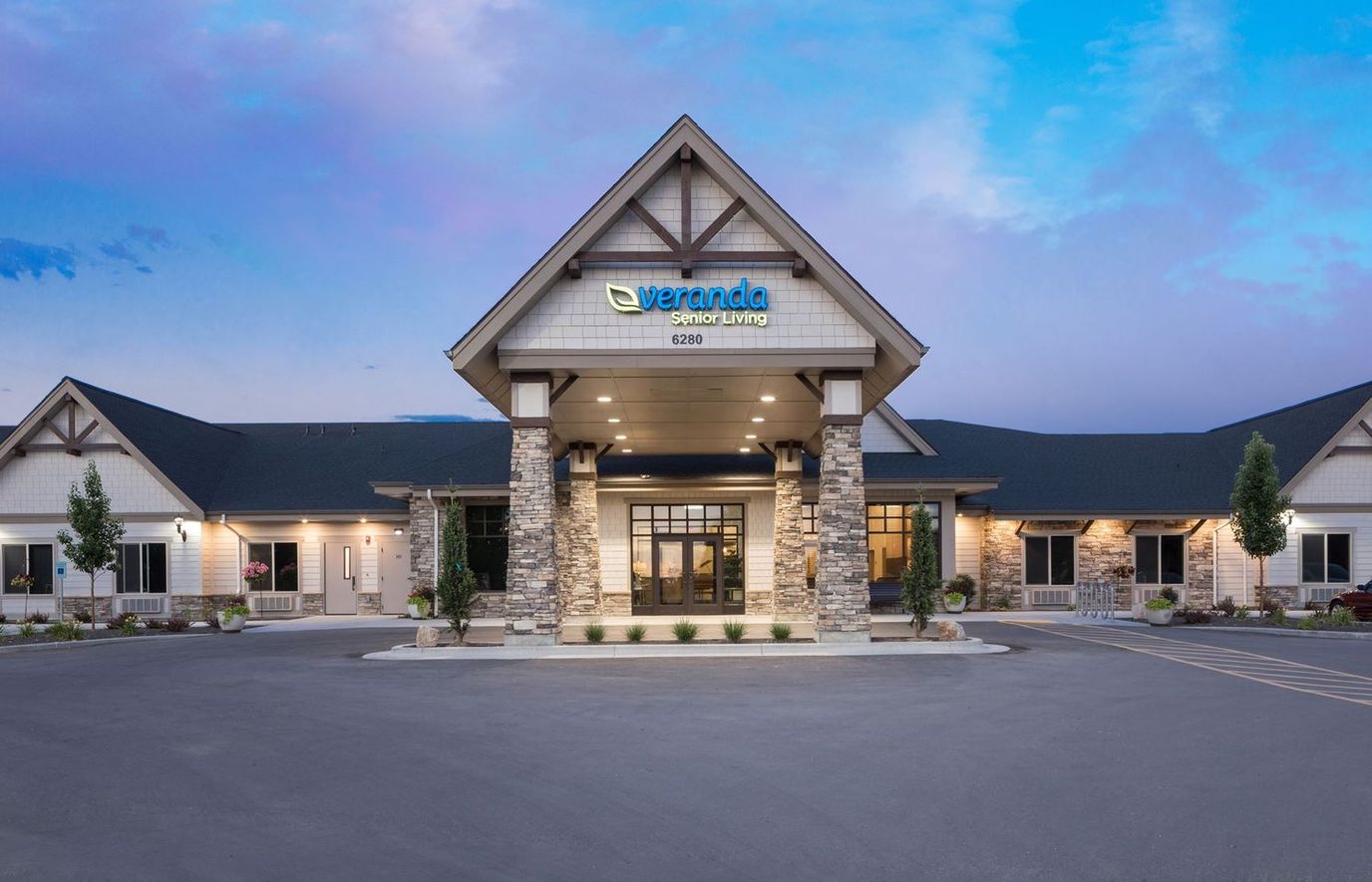 Exterior view of Veranda Senior Living at Paramount