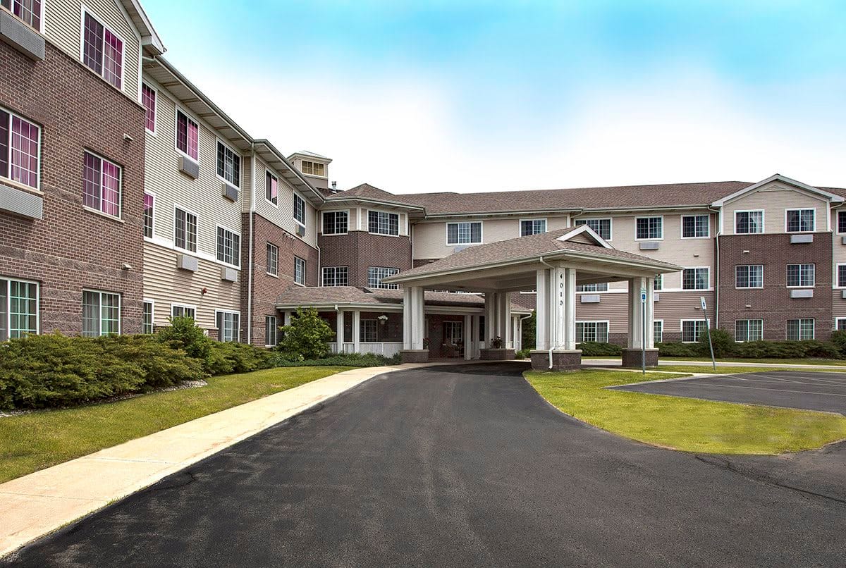 Entrance of Grand Emerald Place with drive-up access