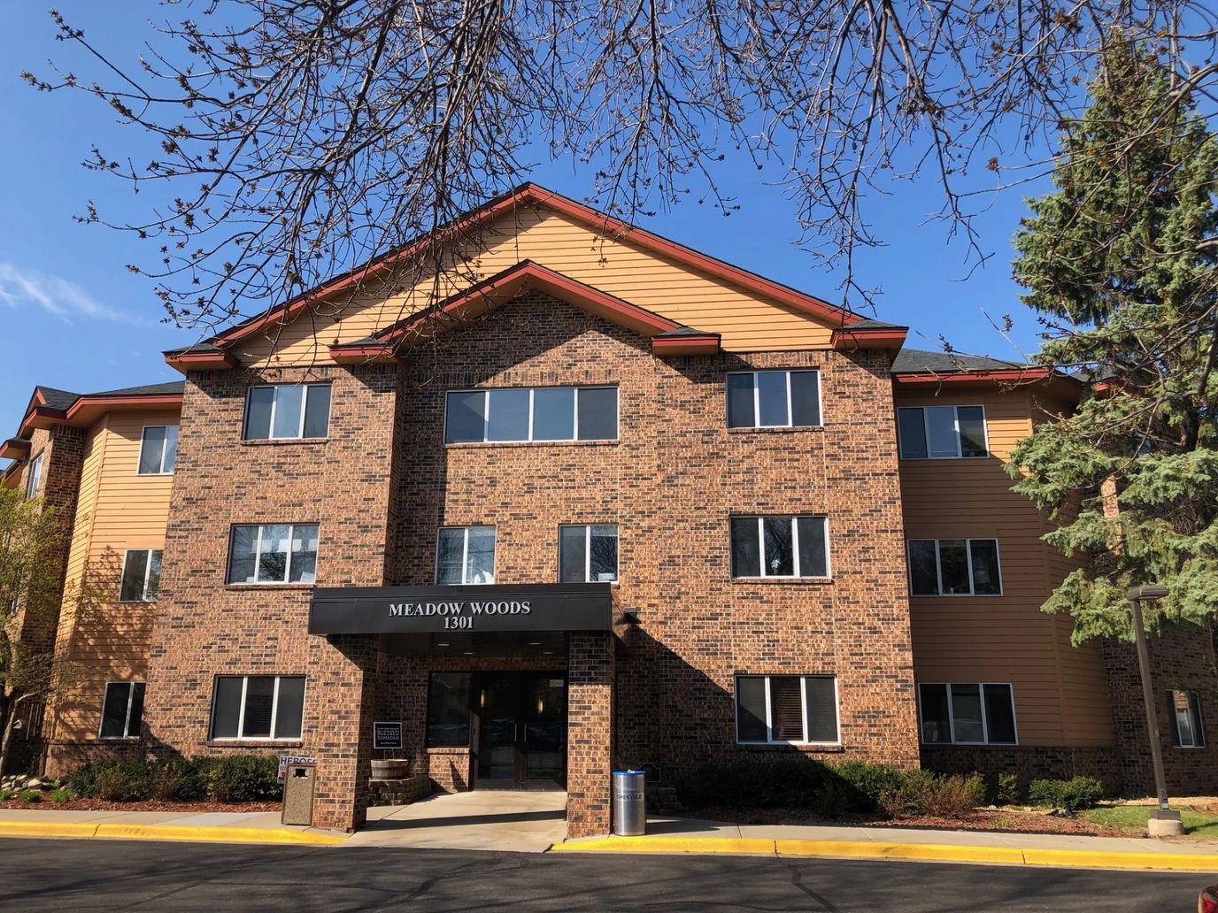 Exterior view of Meadow Woods Assisted Living facility