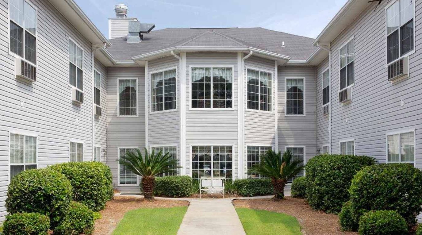 Exterior view of the Summer Breeze Senior Living building