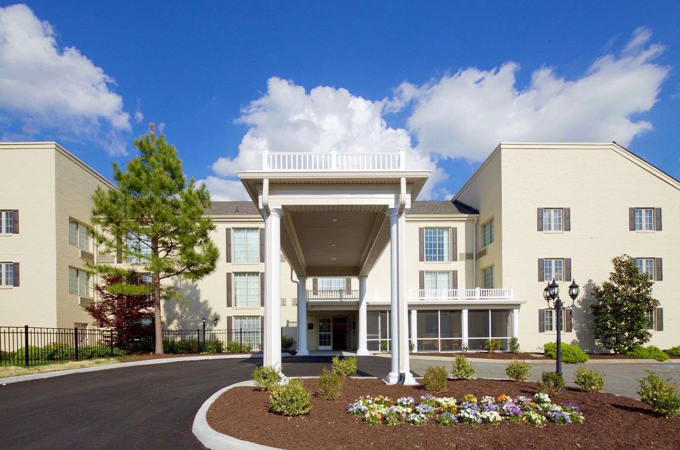Exterior view of Commonwealth Senior Living at Leigh Hall