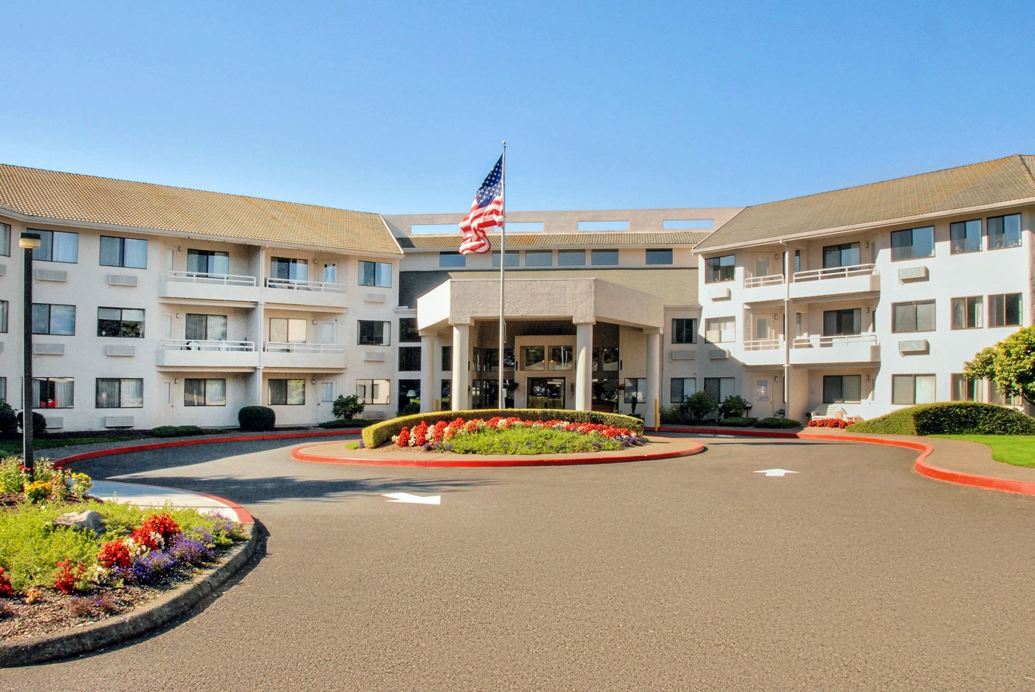 Exterior view of the Solista Gresham facility with gardens