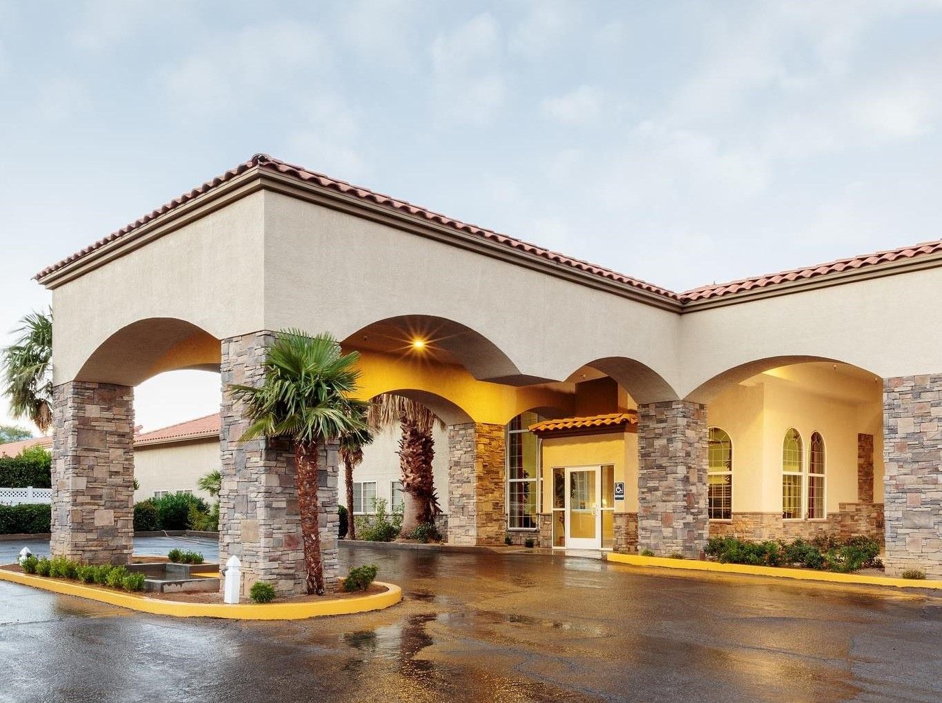 Exterior view of the Red Cliffs Health and Rehab facility entrance