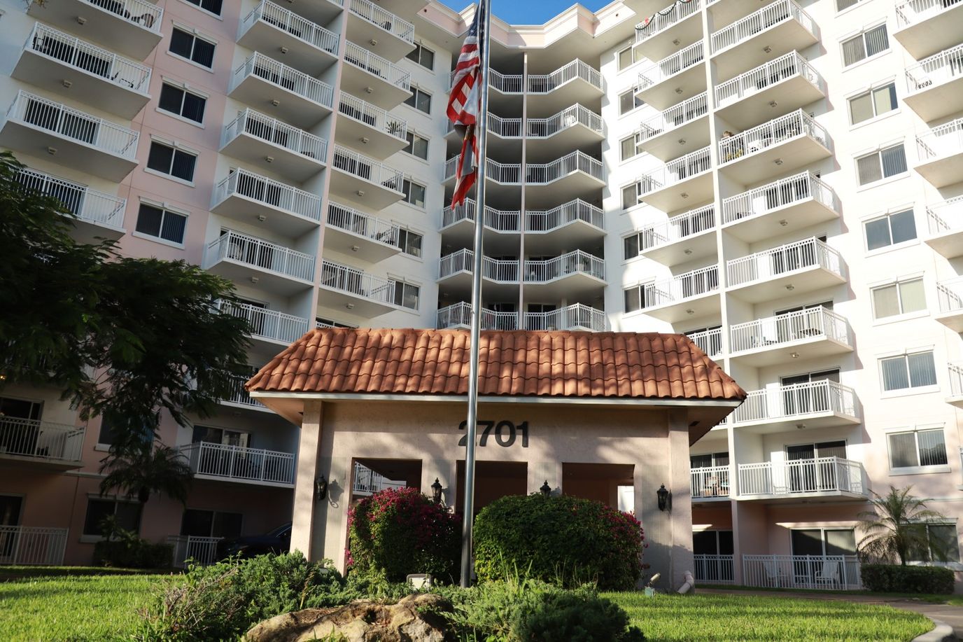 Exterior view of The Court at Palm Aire building