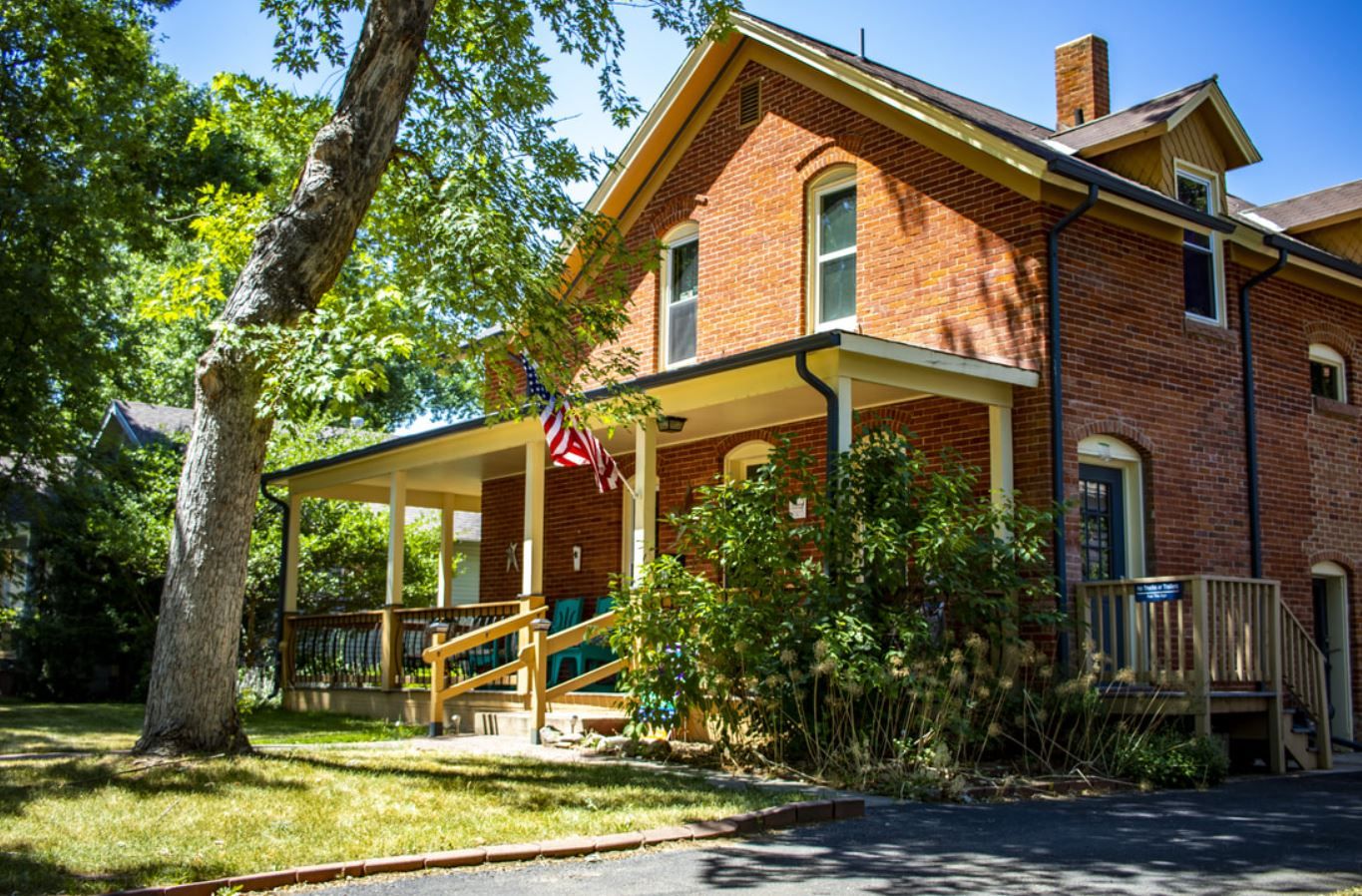 Exterior view of Bross Street Assisted Living facility