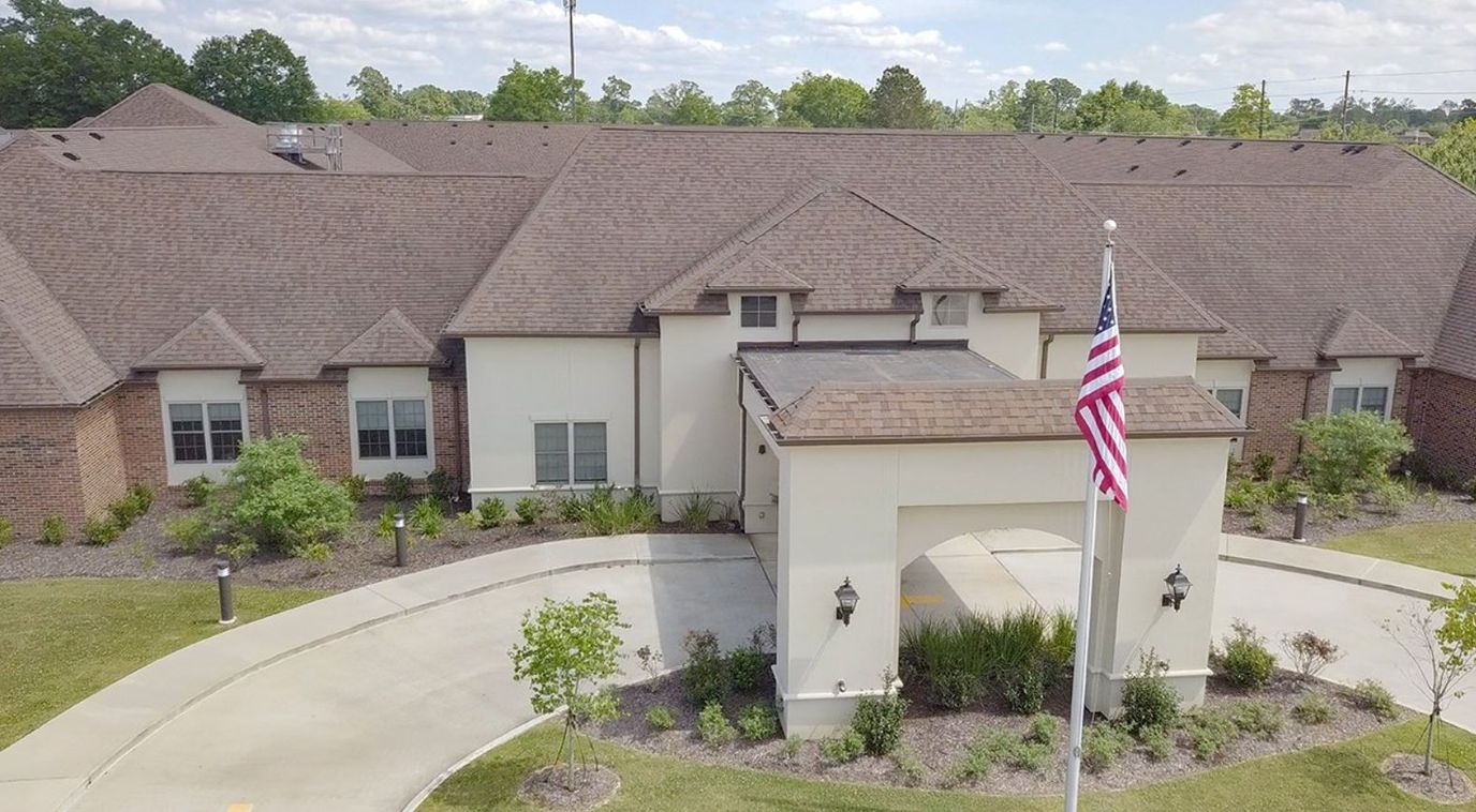 Exterior view of Heritage Manor of Bossier with flag