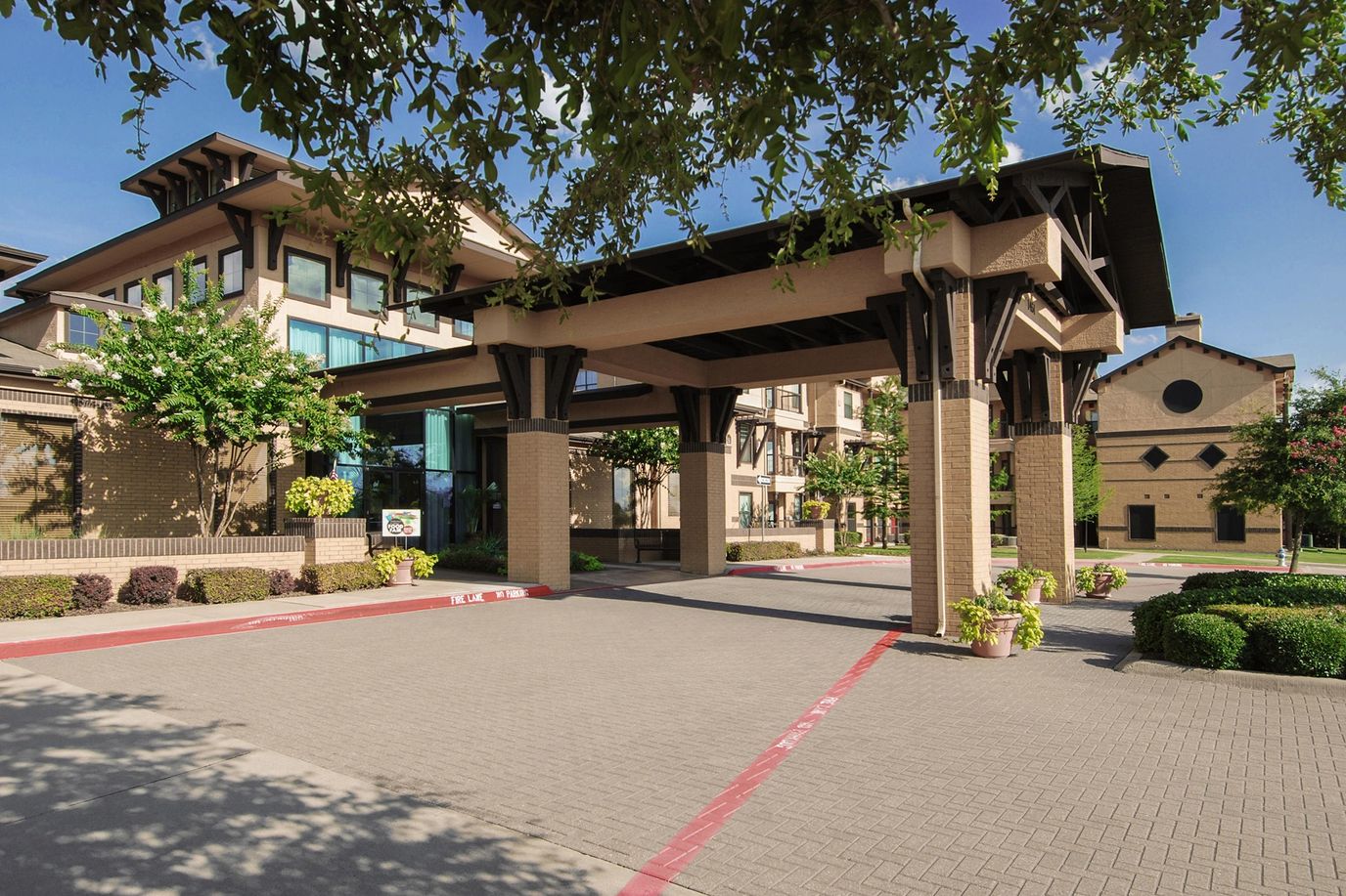 Front entrance of Holiday Parkview in Allen with landscaping