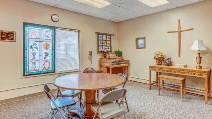 Bright common area with a round table and decorations