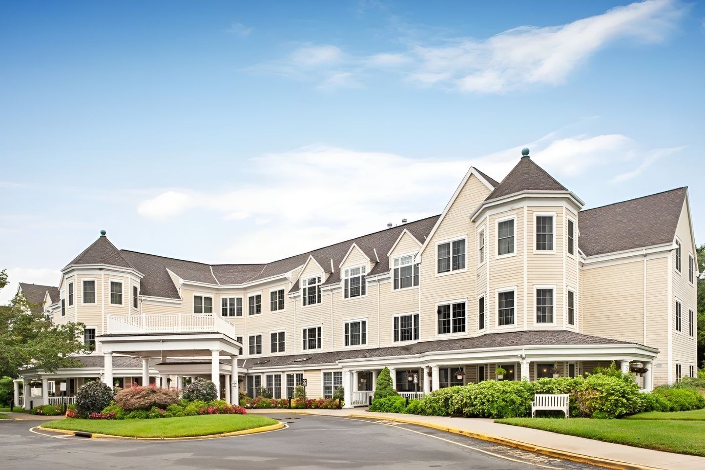 Exterior view of Sunrise of Smithtown facility