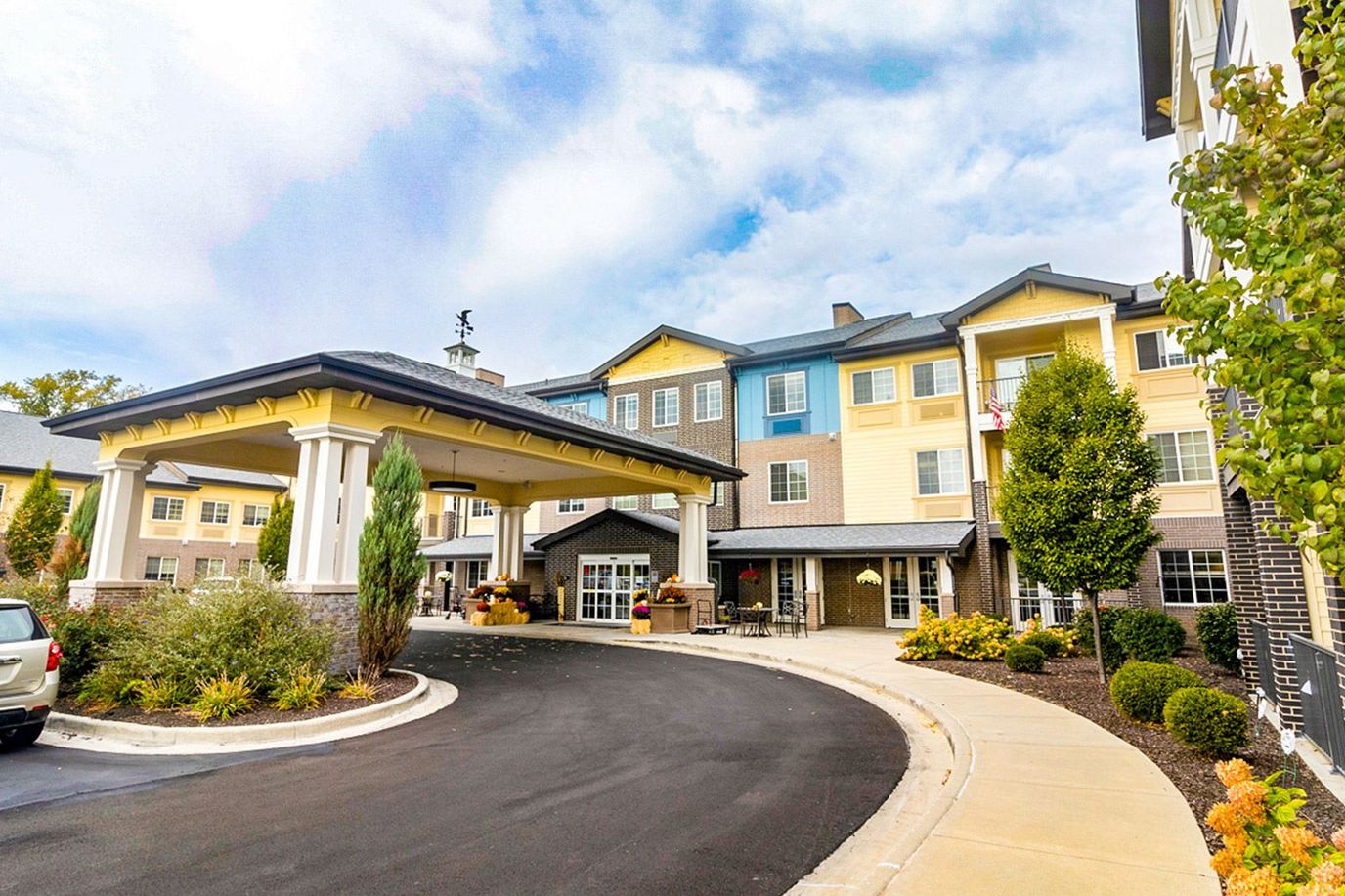 Front entrance of Independence Village of Carmel with landscaping