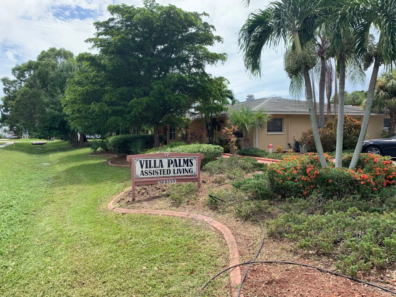 Exterior view of Villa Palms Assisted Living