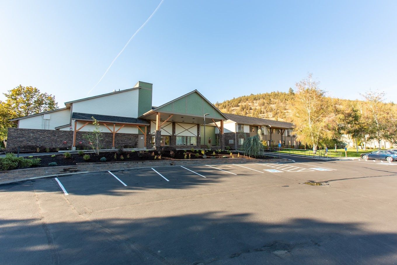 Exterior view of the Cascades of Bend Retirement Community