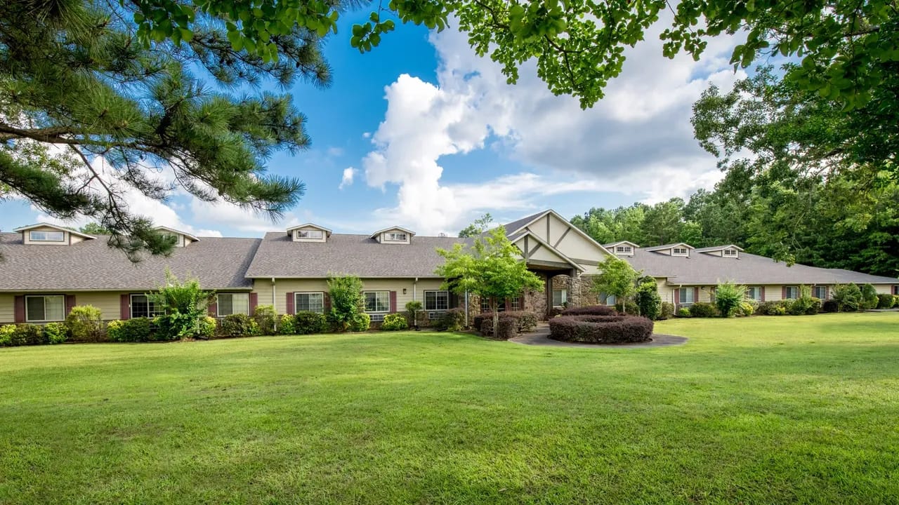 Exterior view of Dudneywood Assisted Living facility