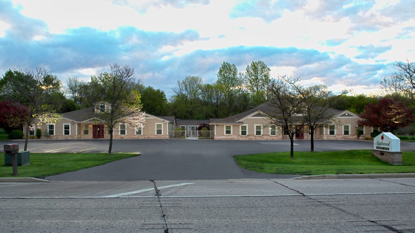 Exterior view of Robin's Landing Senior Living facility