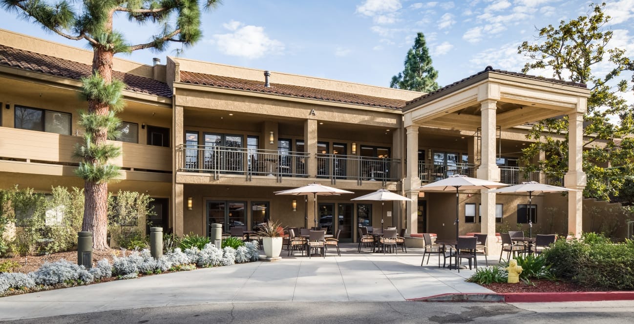 Exterior view of The Reserve at Thousand Oaks with outdoor seating