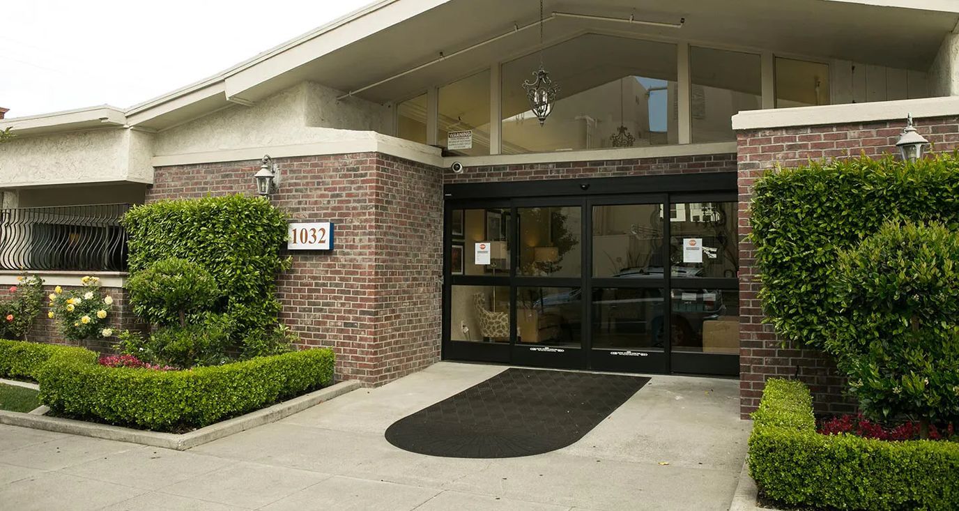 Exterior view of Lincoln Square's entrance