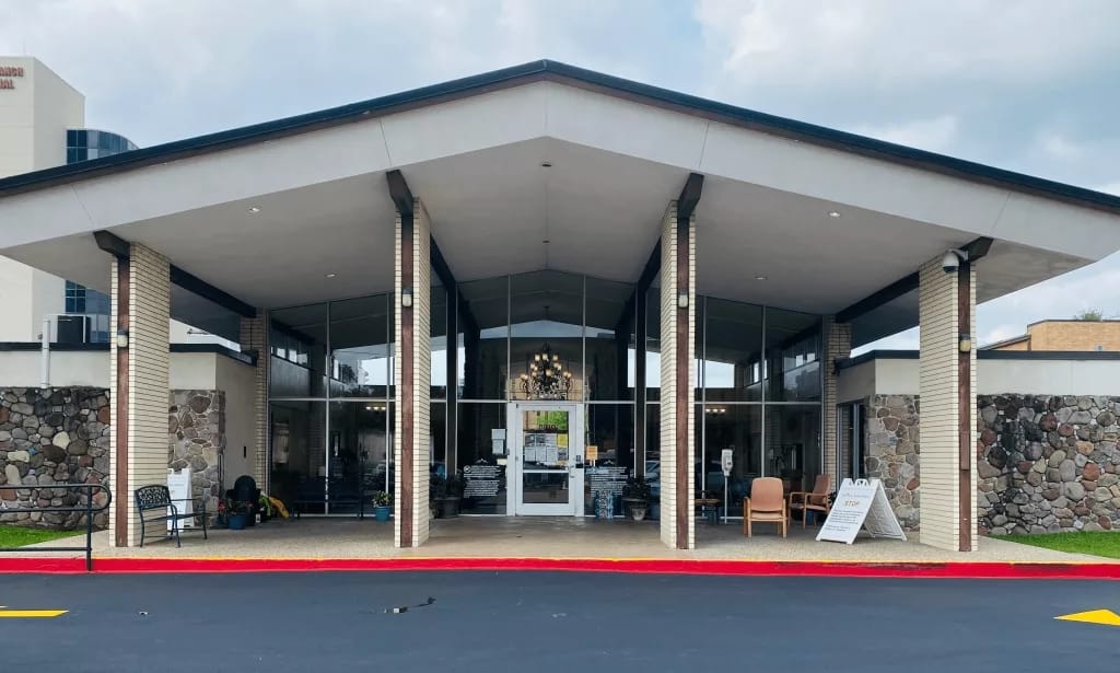 Main entrance of Birchwood of Spring Branch facility
