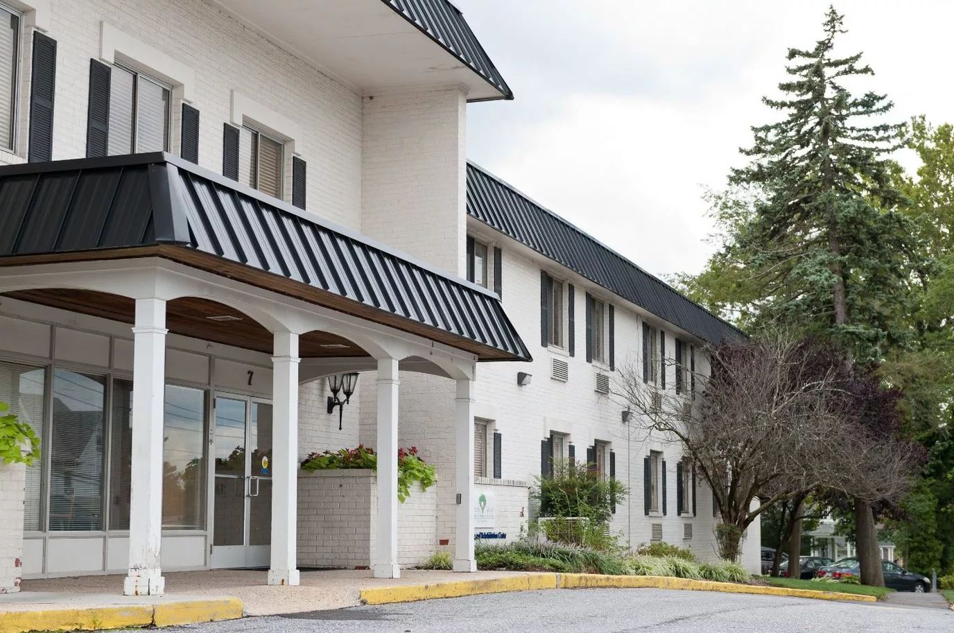Exterior view of the Autumn Lake Healthcare building