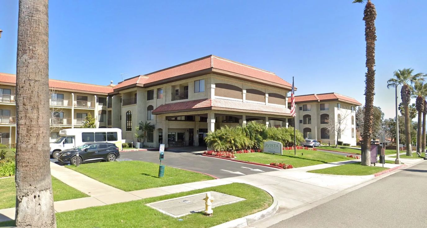 Exterior view of Avista Senior Living Magnolia with landscaped grounds