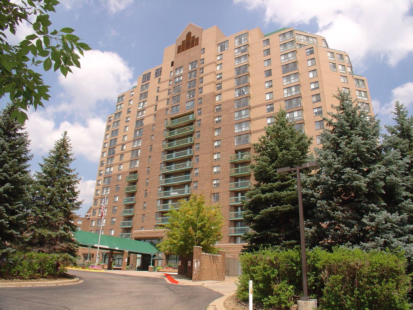 Exterior view of Brookdale Edina apartment building