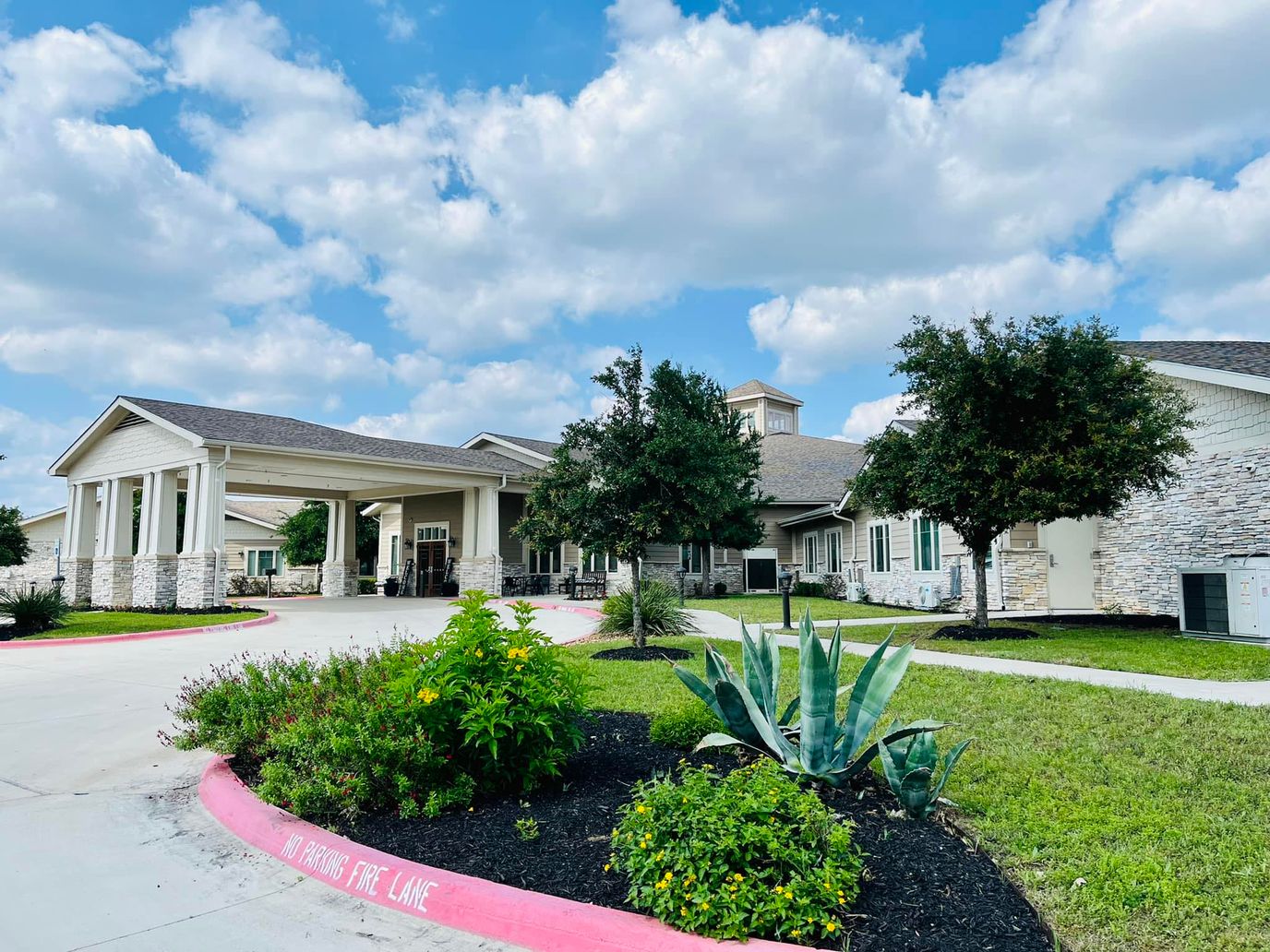 Exterior view of Chapters Living of New Braunfels facility