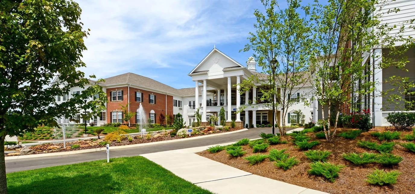 Exterior view of Fountains of Franklin with landscaping
