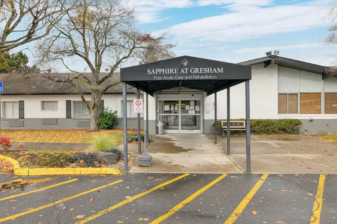 Entrance of the Sapphire at Gresham facility with covered walkway