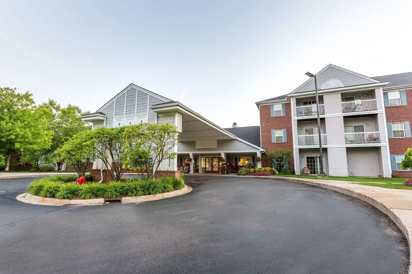 Exterior view of Independence Village of White Lake building