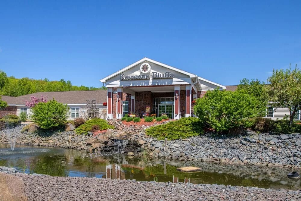 Exterior view of Keystone Bluffs Assisted Living facility